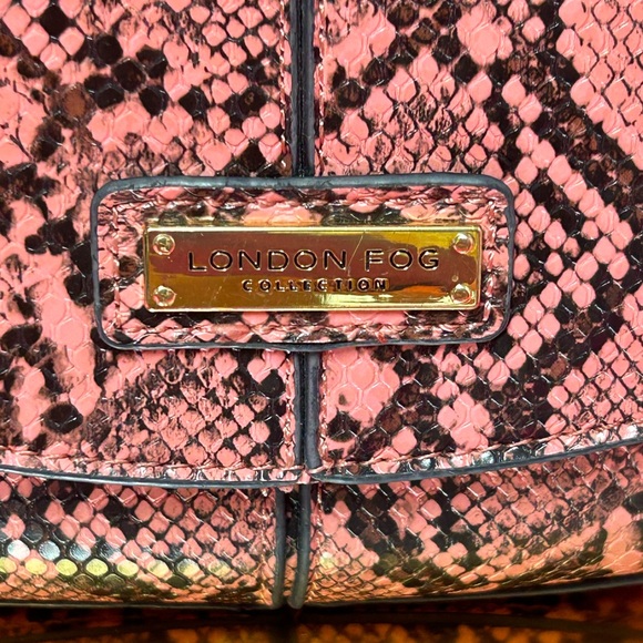 London Fog Pink & Black Snake Print Shoulder Bag w/Wristlet Approx. 11x 7 x 2.5 - Picture 3 of 16